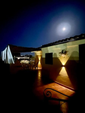 Terrace under the stars, a few steps from the sea, Sirakusa